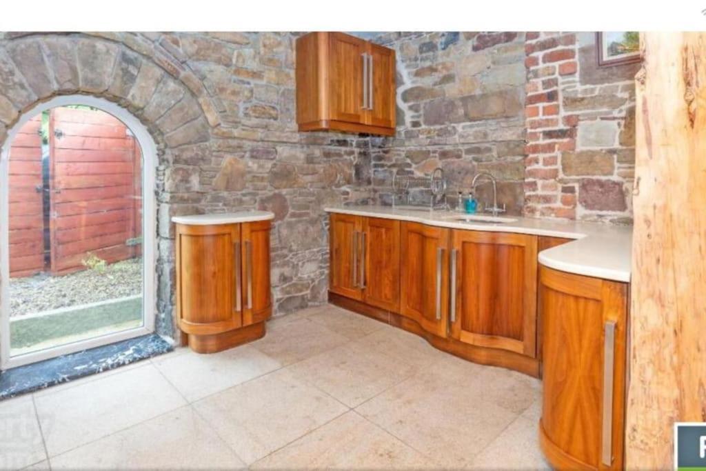 2 Bed Sandstone Residence Newport  Buitenkant foto